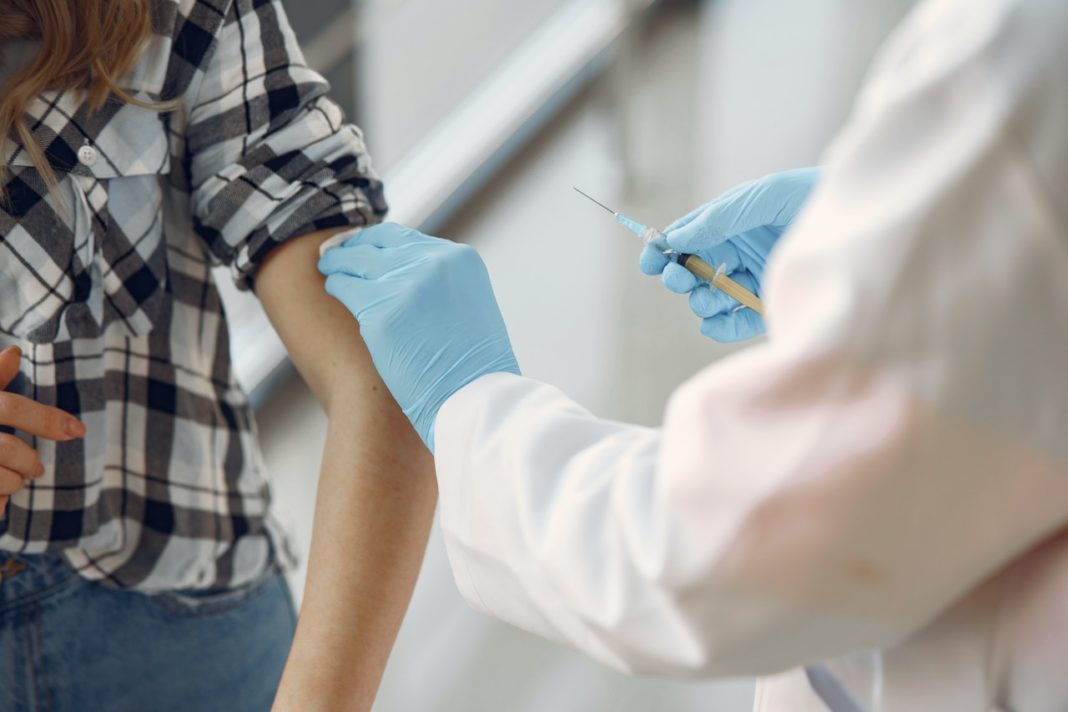 A patra doză de vaccin are efect redus împotriva infectării cu Omicron