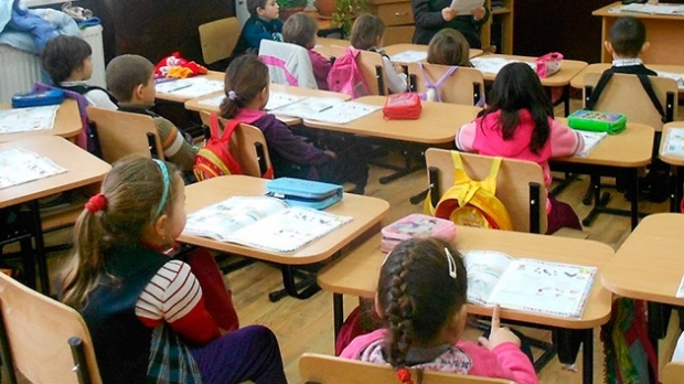 Vouchere pentru rechizite vor fi acordate către elevii din România
