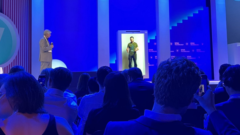 Holograma lui Zelenski a apărut la Paris, la o conferință despre tehnologie