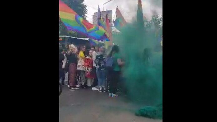 Marșul Iași Pride a fost tulburat de zeci de contramanifestanți