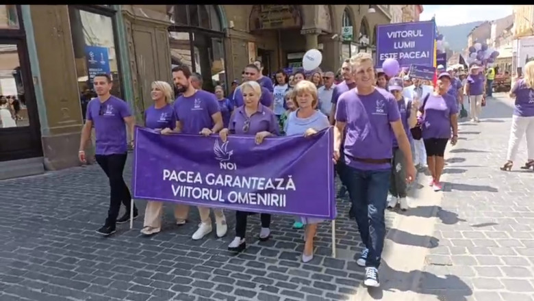 Viorica Dăncilă a plimbat 50 de oameni prin trei orașe să cânte: „Să fie pace pe Pământ, să fie pâine pe masă