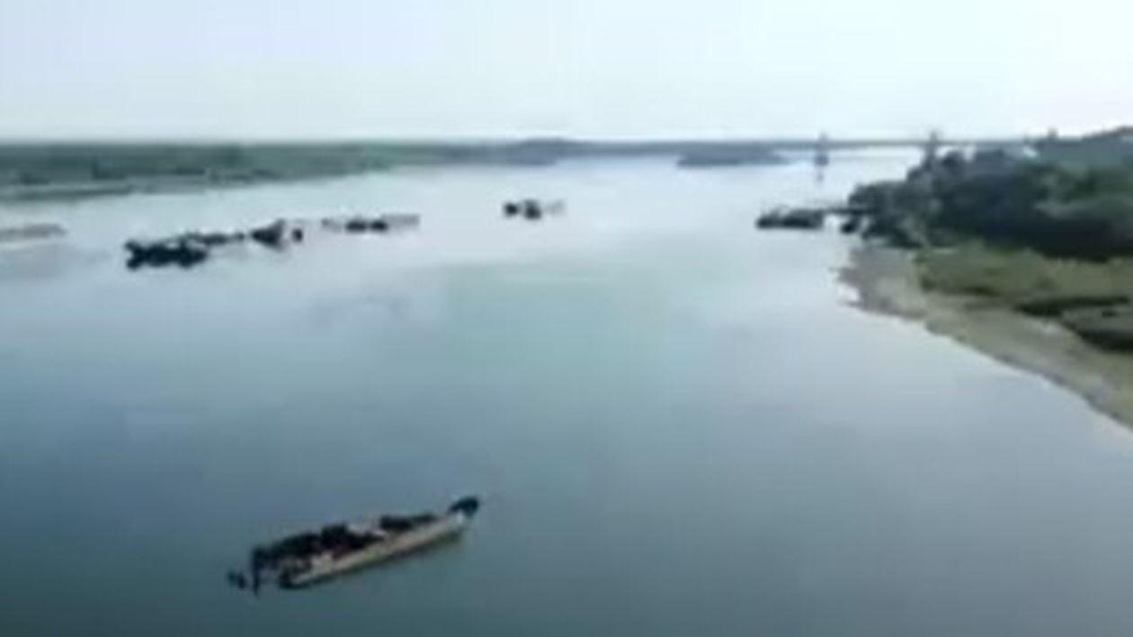Apele Dunării au scăzut atât de mult din cauza secetei, se văd barjele