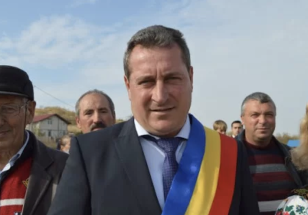 Un primar din Vaslui e supărat pe avioanele care trec pe deasupra satului