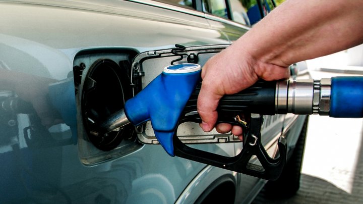 Prețul petrolului scade în continuare pe fondul recesiunii la nivel global
