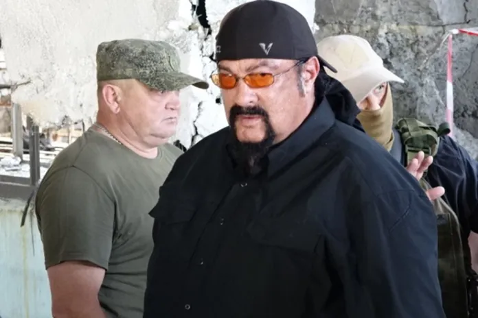Steven Seagal a vizitat închisoarea de la Olenivka cu deținuți ucraineni