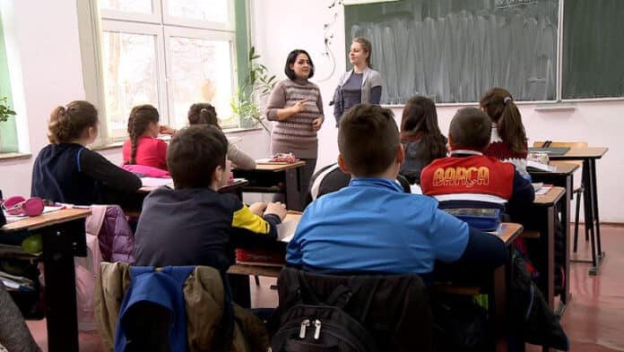 Profesorii vor face „inspecția vizuală” a elevilor la intrarea în clasă