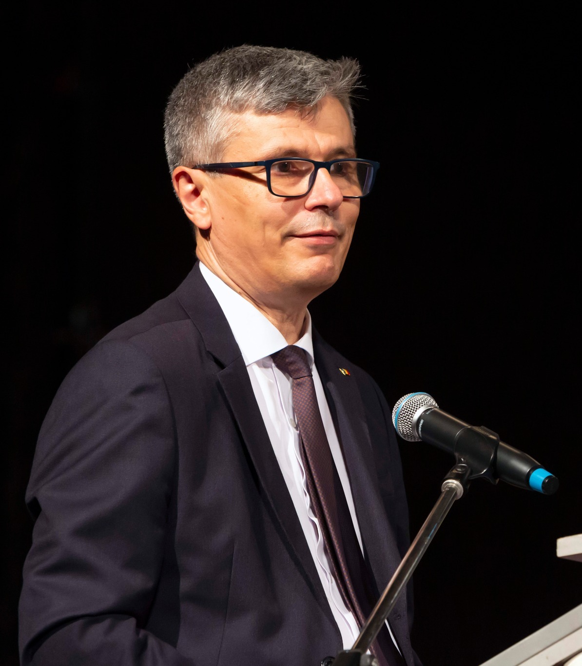 Virgil Popescu îndeamnă românii să mai pună o haină pe ei dacă va fi frig
