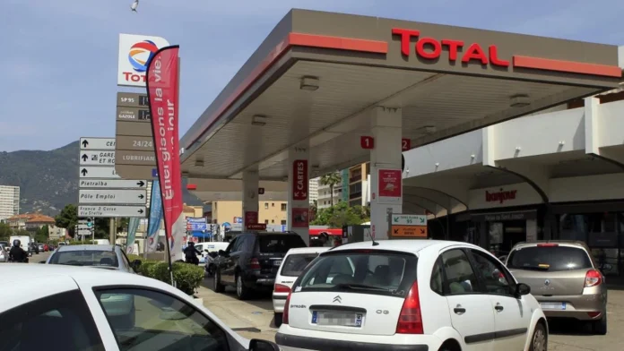 Cozi imense s-au făcut la benzinăriile din Franța, după scumpiri