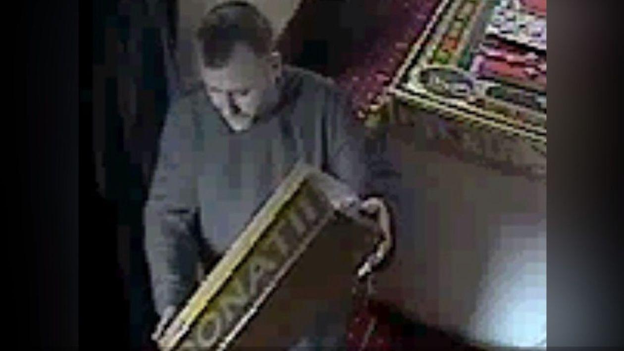 Preotul Viorel Olaru lua bani din cutia milei cu umerașul