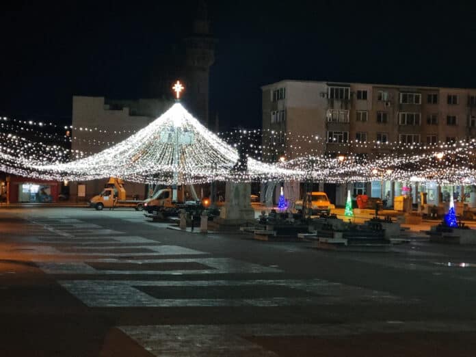 E salbă de lumini la Constanța, unde luminițele de Crăciun au fost aprinse