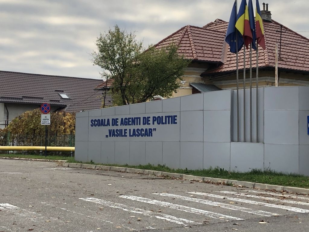 Un profesor a fost prins copiind chiar la un examen al școlii de poliție