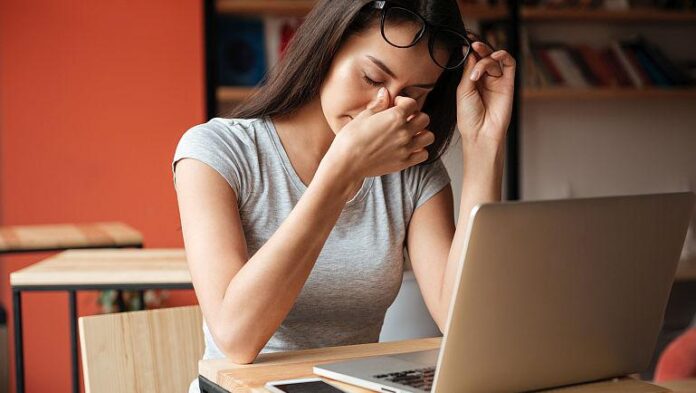 Angajatorul trebuie să asigure angajaților ochelarii de corecție