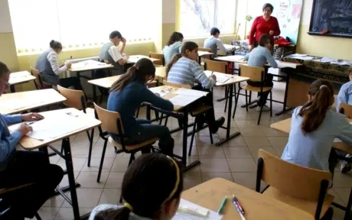 Noile legi ale educației sancționează profesorii care fac meditații cu proprii elevi ori care îi abuzează la clasă. Părinții și elevii au păreri împărțite