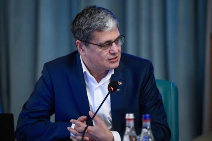 Banii de la PNRR primiți de statul român „stau în conturi și așteaptă”