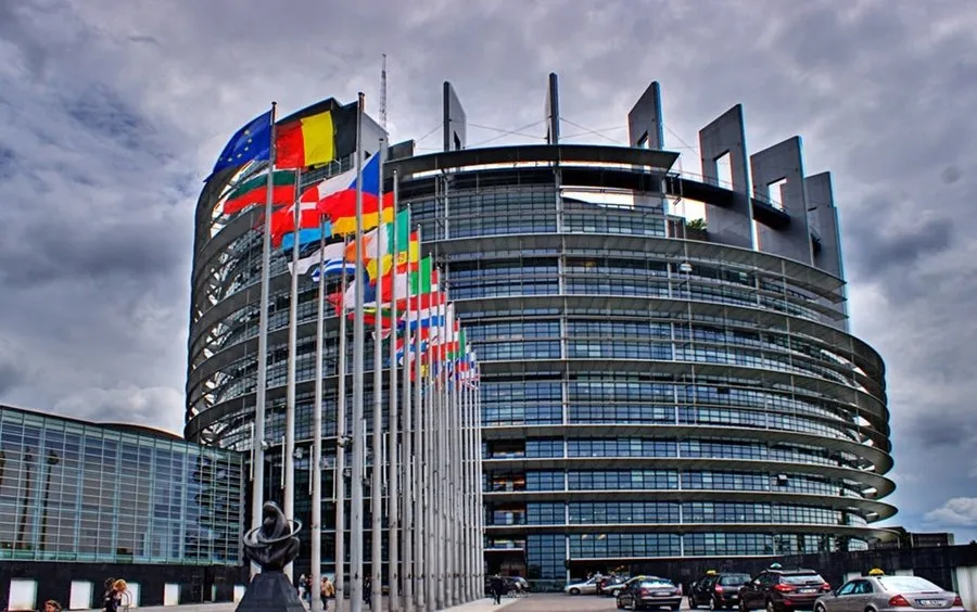 Încrederea românilor în instituțiile europene se menține la cote ridicate