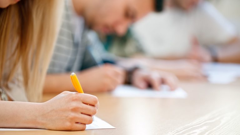 Examenul de admitere la liceu, care ar putea să fie reintrodus de MEN