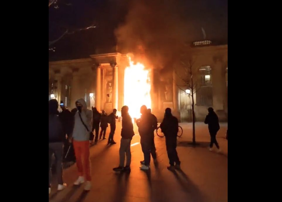 Protestele din Franța au culminat cu incendii și lupte de stradă