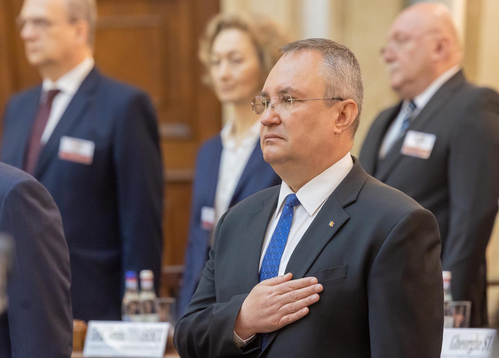 Armata de troli care îl laudă pe premierul Ciucă și nimicesc imediat