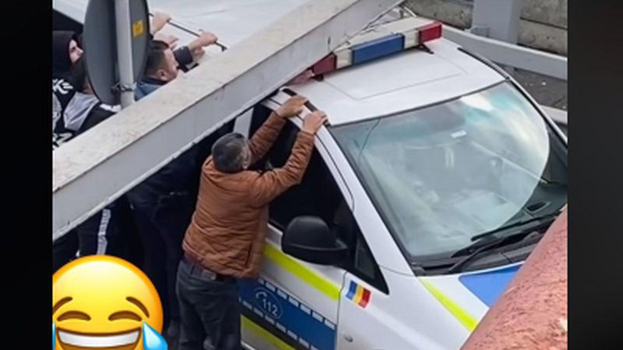 Un polițist a rămas înțepenit cu mașina de poliție într-un pasaj din Vâlcea