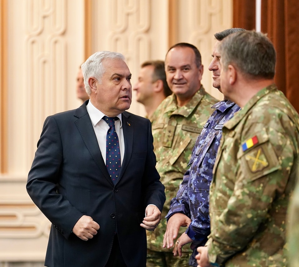 Scăderea pensiilor militare nu este o soluție, spune ministrul Apărării