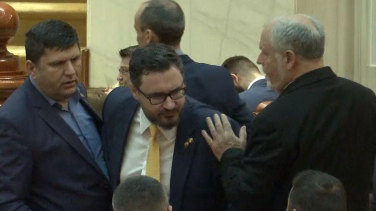 Scandal Dan Tănasă-Adrian Solomon în Parlament, cu înjurături de mamă
