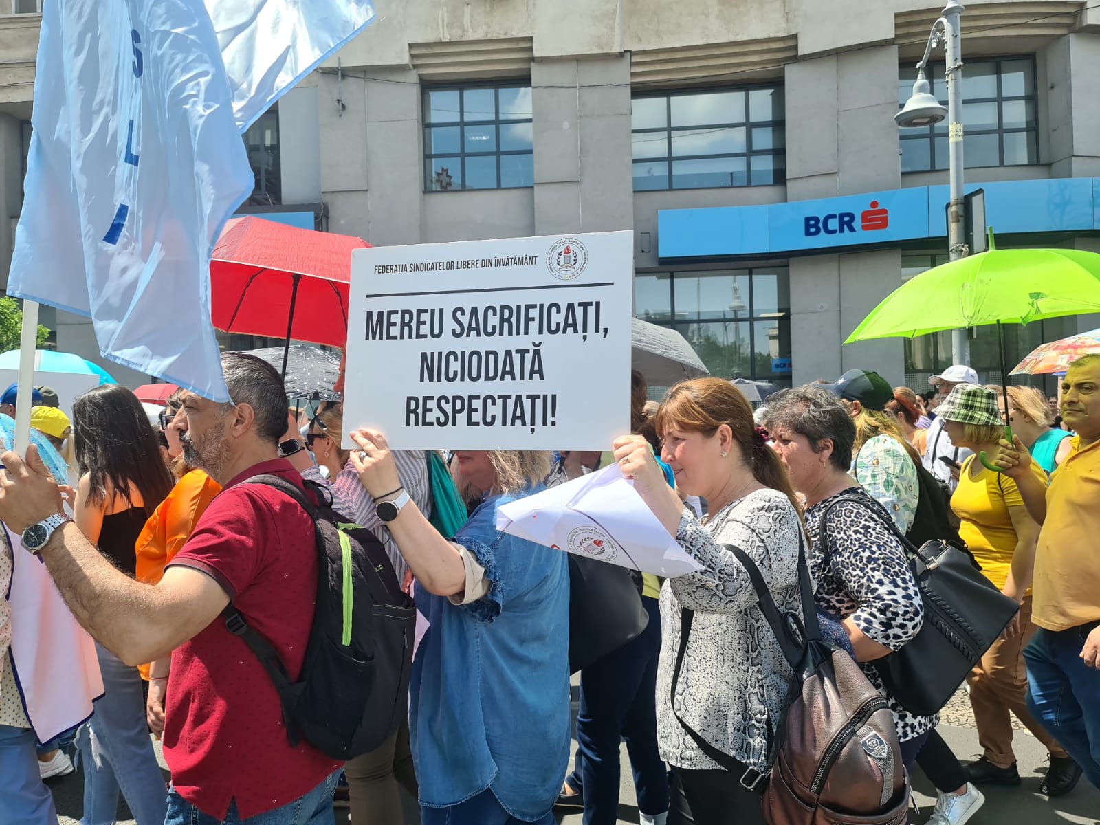 Profesorii și personalul auxiliar din școli cer demisia ministrului Muncii