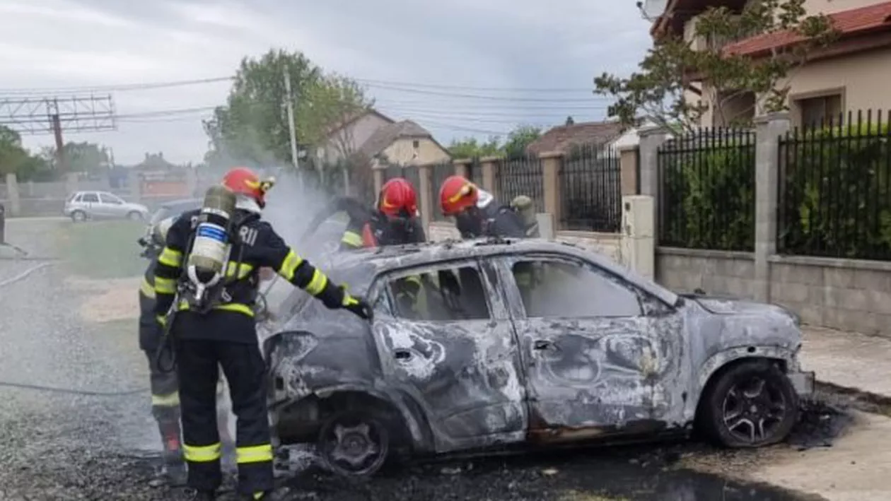O mașină electrică a ars complet în Timiș. Era aproape nouă
