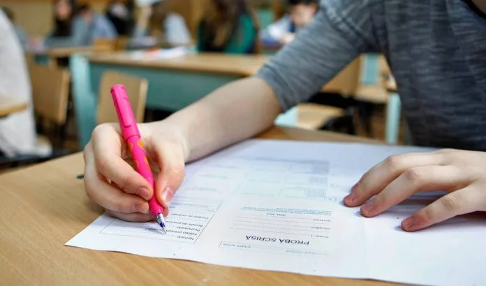 Un elev care susținea proba la Matematică la Evaluarea Națională, dus la spital