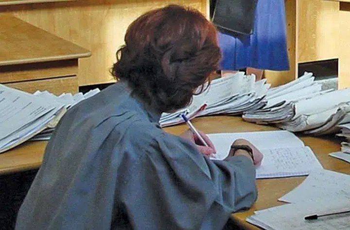 Grefierii anunță greva după ce guvernul a mărit vârsta de pensionare