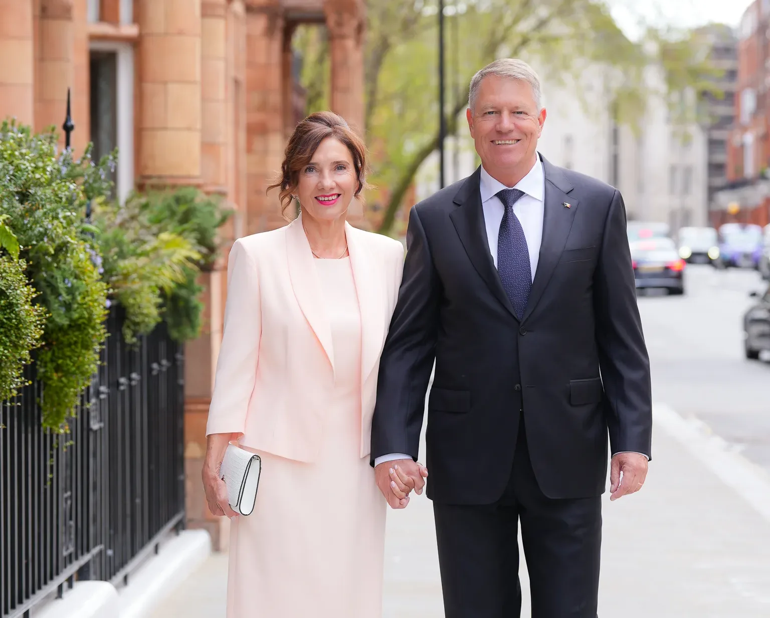 Klaus Iohannis și-a publicat declarația de avere. Veniturile soției Carmen