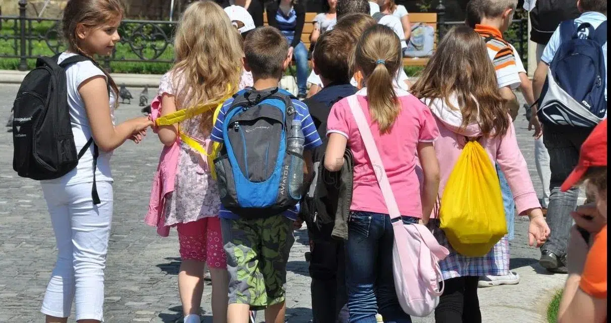 Noua lege a învățământului preuniversitar va restricționa accesul părinților