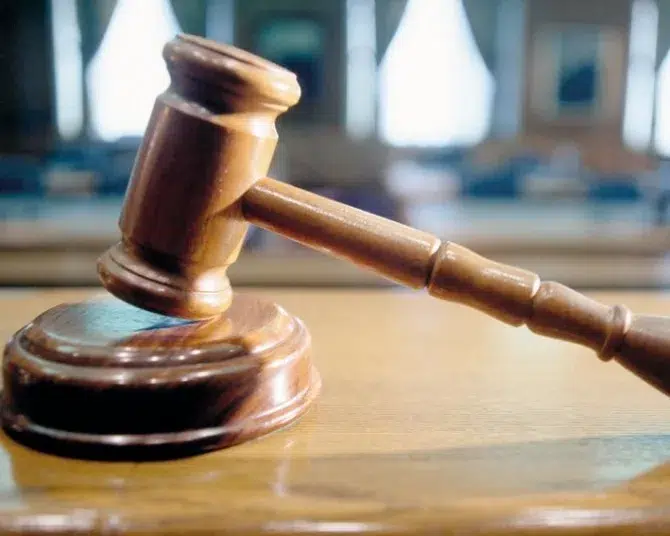Un român a insultat judecătorul și s-a bătut cu gardienii, la proces