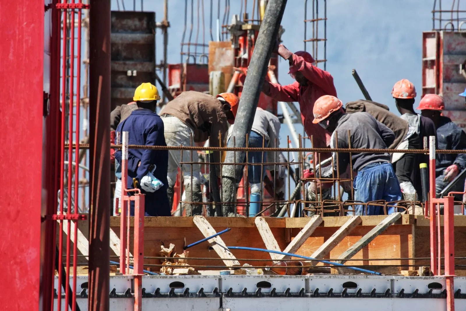 Salariul minim net în construcții ar scădea cu 780 de lei fără scutirile fiscale