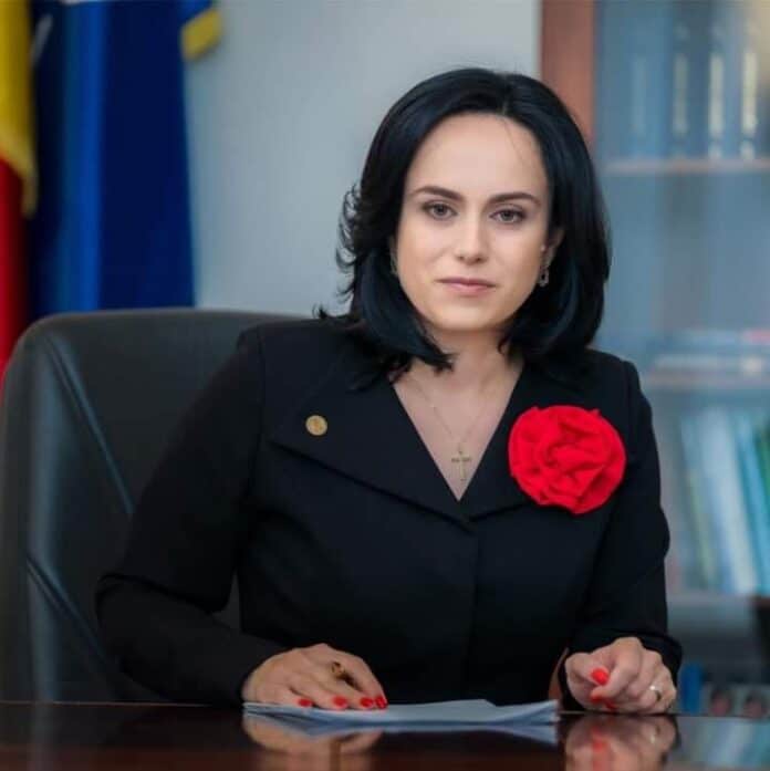Simona Bucura-Oprescu a studiat la Academia Națională de Informații