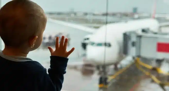 O nouă lege care permite copiilor de 16 ani să călătorească singuri