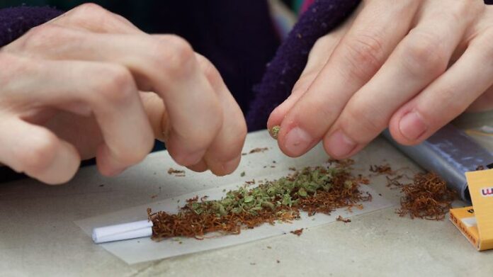 Profesorii din mai multe școli din țară instruiți asupra consumului de droguri