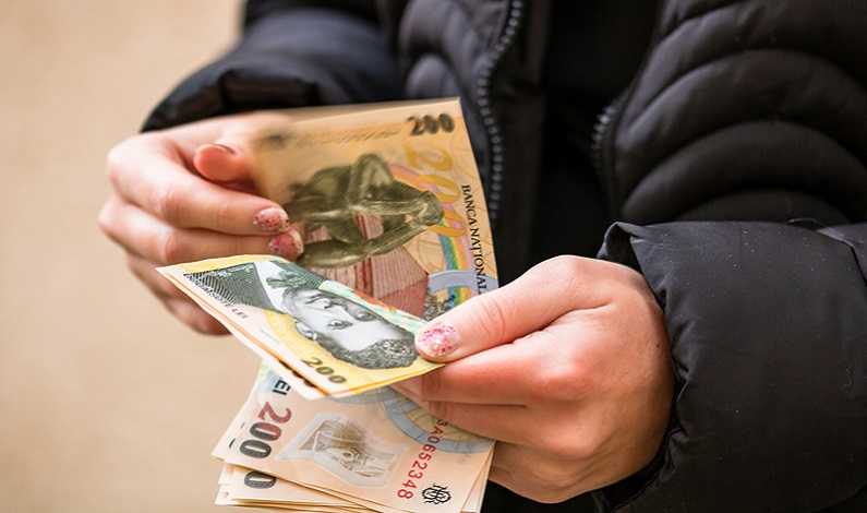 Tinerii cer salarii mai mari la angajare pentru a nu pleca din țară