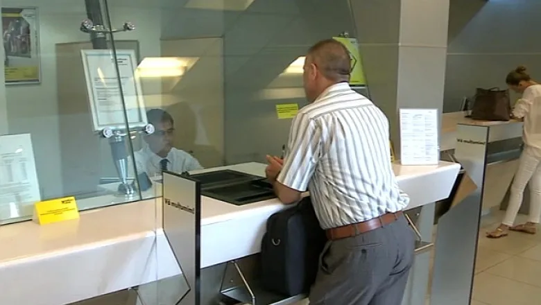 Noile norme de securitate impuse de Banca Națională a României permit băncilor să blocheze conturile clienților care dețin buletine expirate. Această măsură are scopul de a crește securitatea tranzacțiilor bancare și de a preveni frauda.