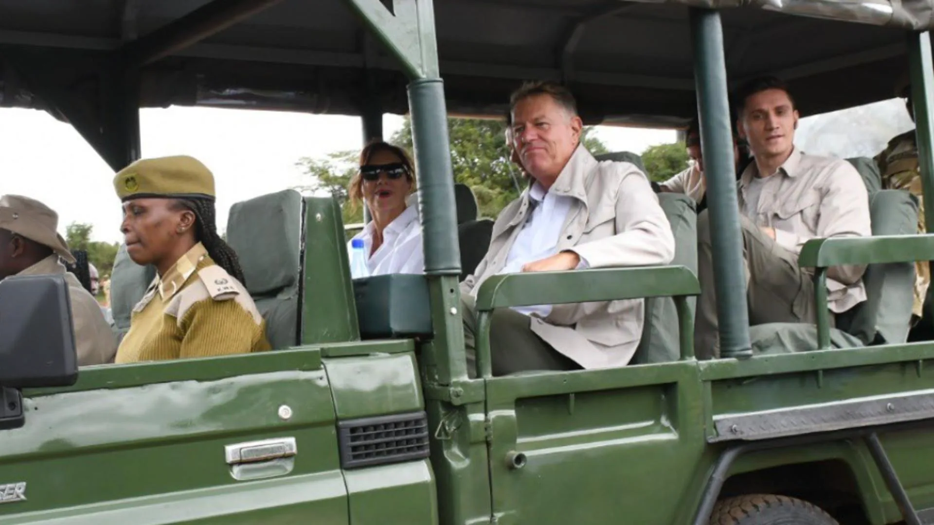 Klaus Iohannis se declară gata să facă publice costurile turneului din Africa
