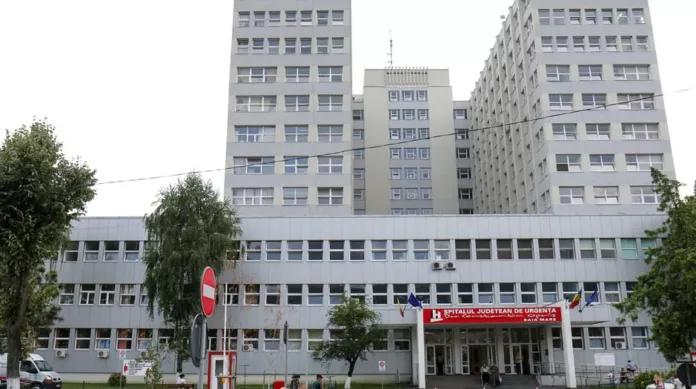 O mamă, externată din Spitalul Județean de Urgență Baia Mare în halat