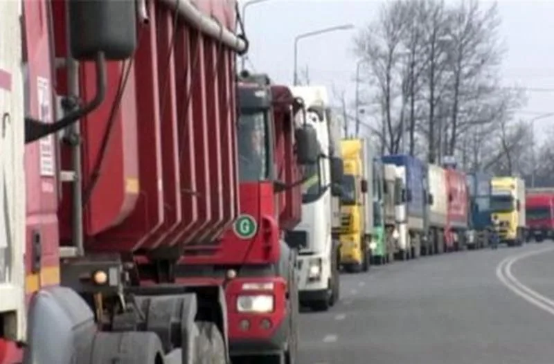 TIR-uri blocate în vama bulgară Oryahovo, din cauza Austriei. Bulgarii le blochează transporturile, iar nervii șoferilor s-au întins la maximum