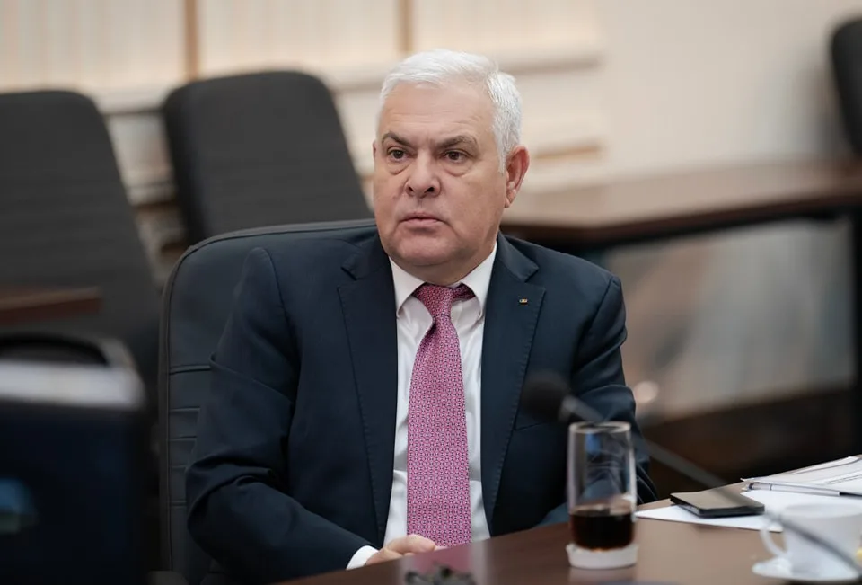 Angel Tîlvăr, ministrul Apărării din România, spune că anul 2023 a fost un an complicat din punct de vedere al siguranței militare, dar România a reușit să treacă cu bine prin provocările acestuia. Situația în 2024 se poate schimba, dar România este în continuare bine apărată, susține ministrul.