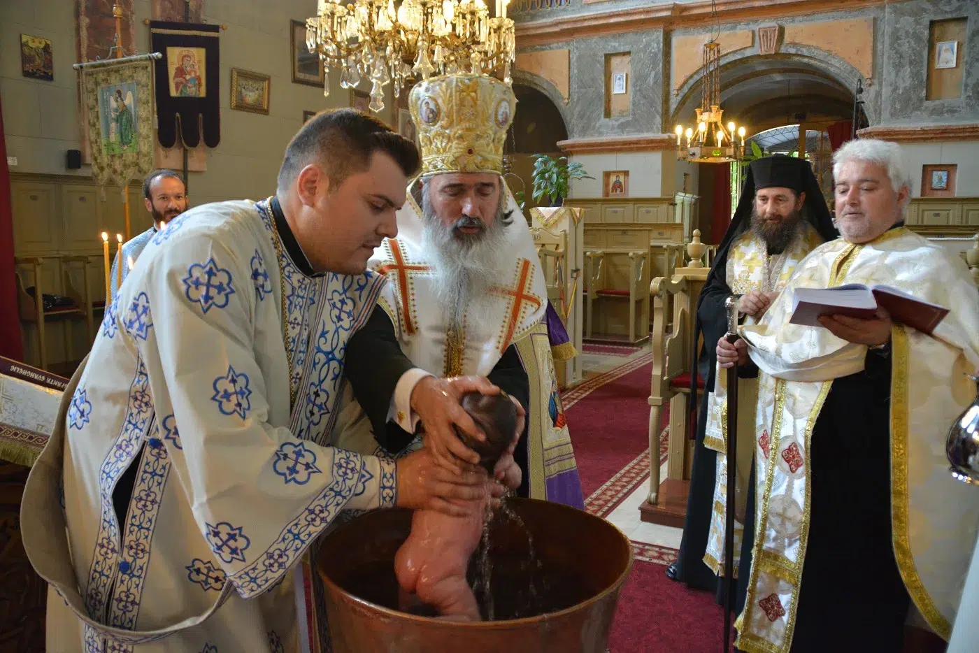 Biserica Ortodoxă a Greciei, despre botezul copiilor cuplurilor de homosexuali: „nu suntem împotriva copiilor, ci îi iubim mai mult decât pe oricine altcineva, dar Biserica va aștepta”