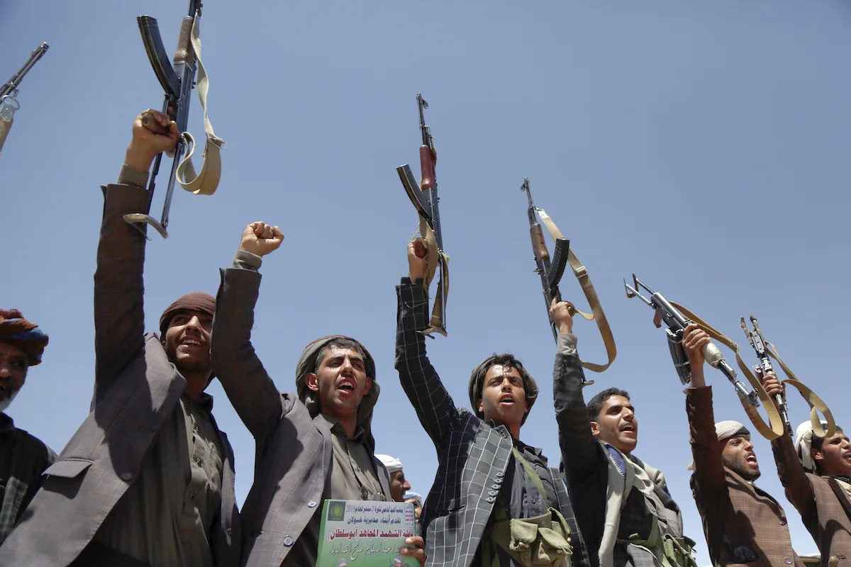 Acord pentru protecția navelor din Marea Roșie. Miniștrii UE pregătesc o misiune împotriva rebelilor Houthi