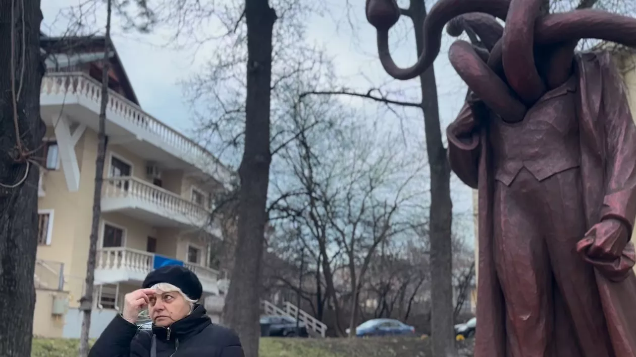 Dosar penal pentru distrugere pentru femeia care a lovit „Hidra” cu piciorul. Reacția sculptorului