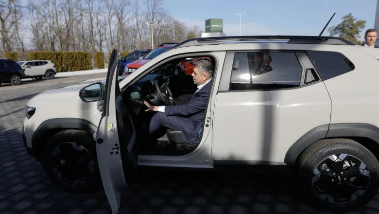 Ciolacu trece tot guvernul pe Dacia. Premierul a vizitat uzina de la Mioveni apoi și-a anunțat decizia