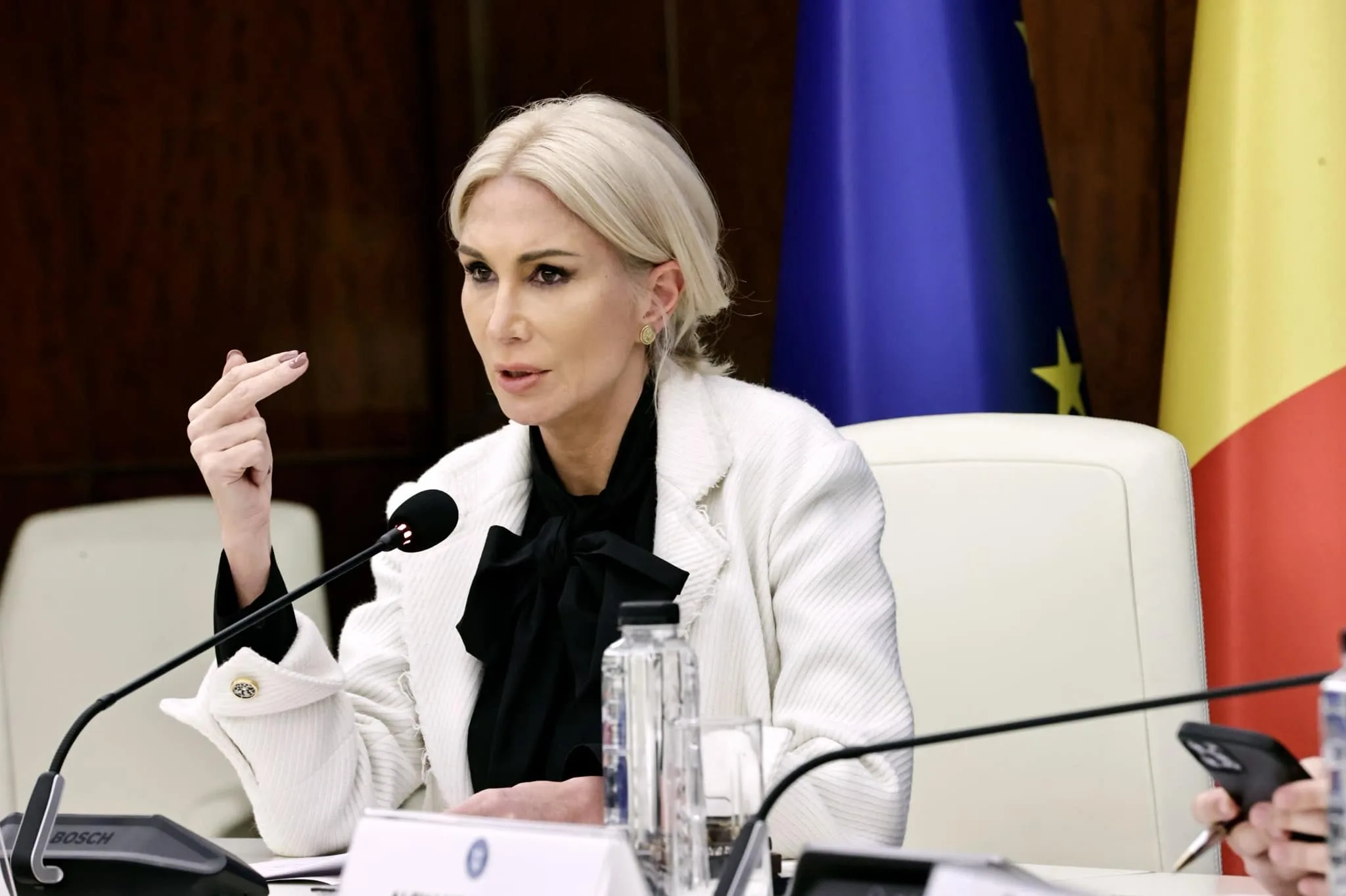 Raluca Turcan: AUR și SOS, „cea mai nocivă” opoziție. „Efectul este să arunce în aer ţara şi să provoace haos în societate”. „Gluma a început să se îngroaşe”