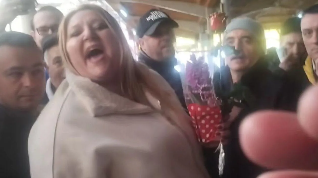 Diana Șoșoacă, circ cu un brăilean nemulțumit, la piață. „Ce cauți la Ambasada Rusiei?/Pesedistule. Te-ai vaccinat?”