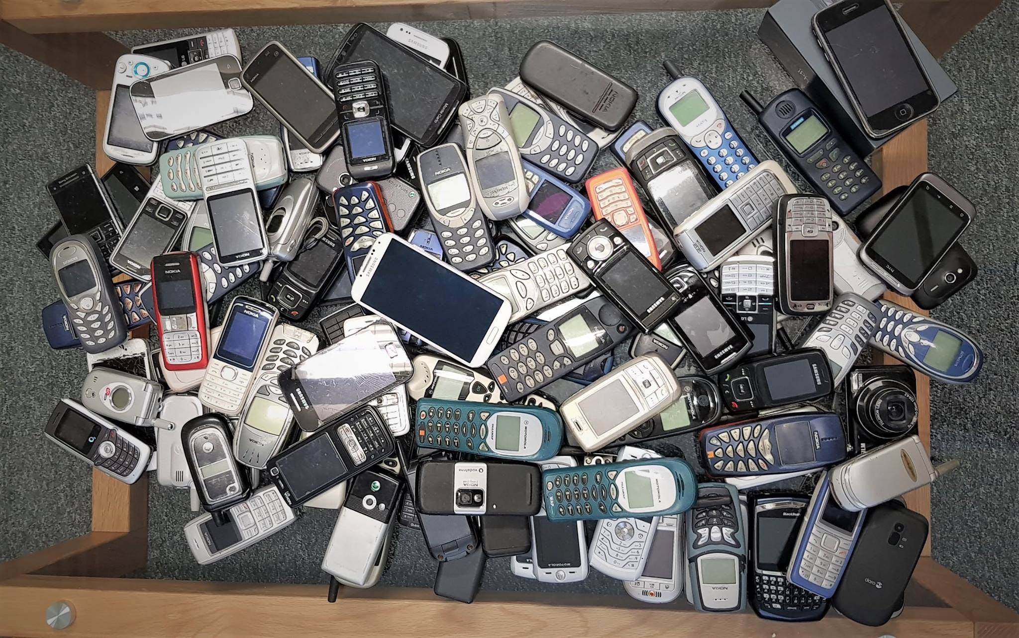 Comoară ascunsă în telefoane mobile vechi, la Buzău: 34 kg aur, 350 kg argint și 15 kg metal rar recuperate din reciclare