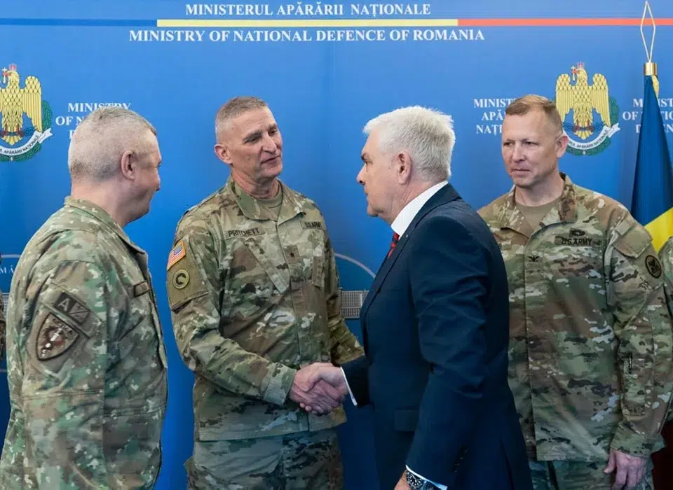 Referindu-se la situația de securitate, Tîlvăr a menționat că la acest moment nu există un risc imediat ca Rusia să lanseze o acțiune militară împotriva României. Contextul internațional tensionat și agresiunea rusă împotriva Ucrainei generează îngrijorări justificate, dar măsurile luate în cadrul NATO, inclusiv planurile regionale de apărare, contribuie la securitatea României și a regiunii Mării Negre, spune ministrul. „Există un nivel de preocupare vizavi de comportamentul agresiv al Rusiei, un nivel care are dimensiuni globale ținând seama de agresiunea neprovocată și împotriva oricăror norme de drept internaționale pe care Rusia a făcut-o asupra unui stat suveran. Și noi, fiind o țară proximă, o țară aflată în proximitatea unui conflict de asemenea magnitudine, e normal să aibă și reacții și preocupări și elemente de reflecție față de situațiile care pot apărea. E o normalitate generată de o asfel de situație. Evident, NATO, și lucrul ăsta se regăsește că la ultimul summit s-au aprobat planurile regionale, ia în calcul scenarii care pornesc de la cele mai negative, la cele cu o abordare care să genereze mai puțină preocupare. (…) Din punctul de vedere al României, e clar că bazinul Mării Negre, care era un bazin de comerț pașnic, a devenit un spațiu periculos. Creșterea costurilor legate de navele care fac transportul pe Marea Neagră, toate lucrurile preocupă și fiind în proximitatea noastră generează o atenție în acord cu importanța ei, dar asta nu înseamnă că suntem într-un pericol imediat. O spun răspicat: la momentul acestui interviu nu se pune această problemă”, a adăugat ministrul Apărării, Angel Tîlvăr